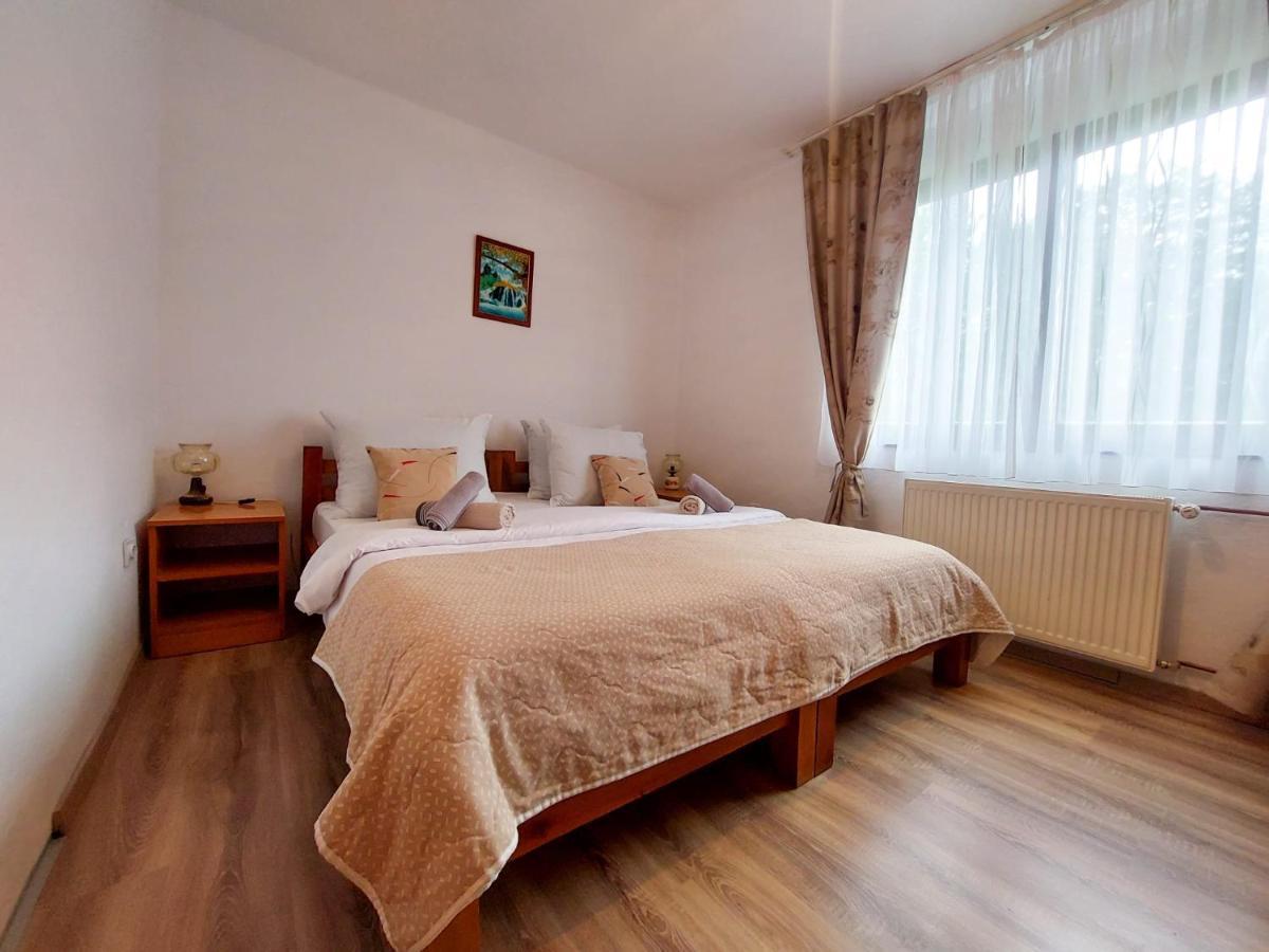 Отель Lazy Bear Езерца Экстерьер фото